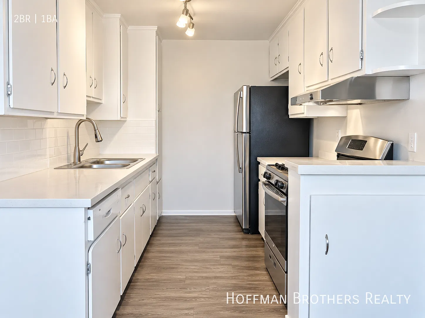 2br With Brand-New Hardwood Floors, Remodeled Kitchen, Parking Included & Pool! — Photo 2