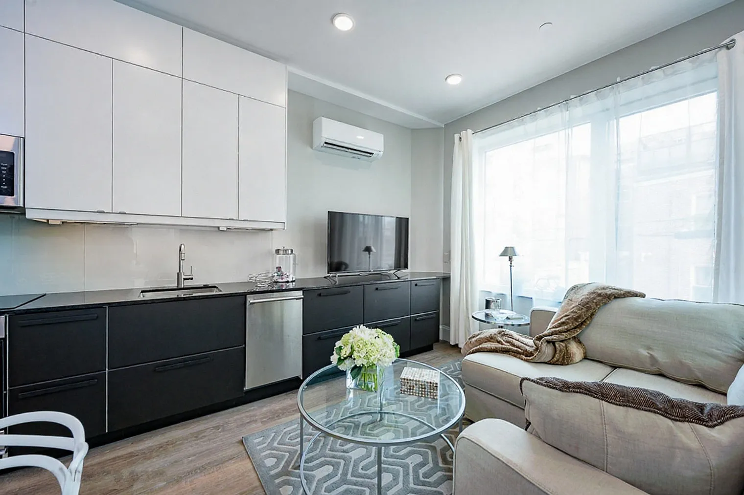 1 bed, 1.0 bath, 5381 sqft, $3,820 — Photo 3