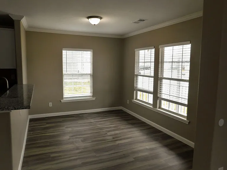 152 Varsity Dr — Photo 33