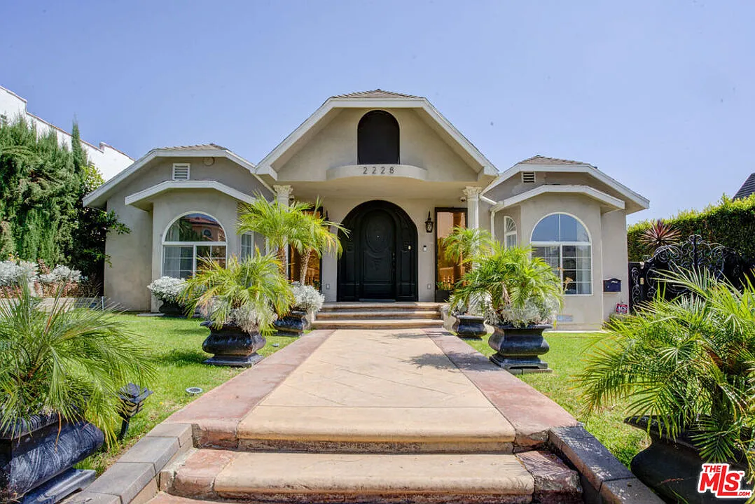 3 bed, 3.0 bath, 2600 sqft, $8,850 — Photo 1