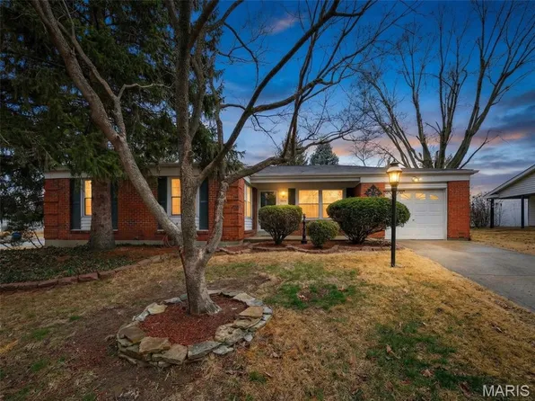 2590 Hackney Dr, Florissant, MO 63033