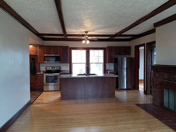 3rd image of 310 E Broadway Ave