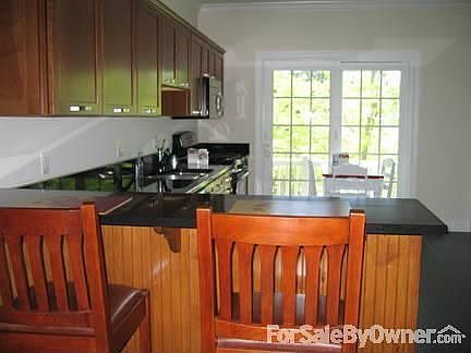 Kitchen : breakfast bar, granite countertops