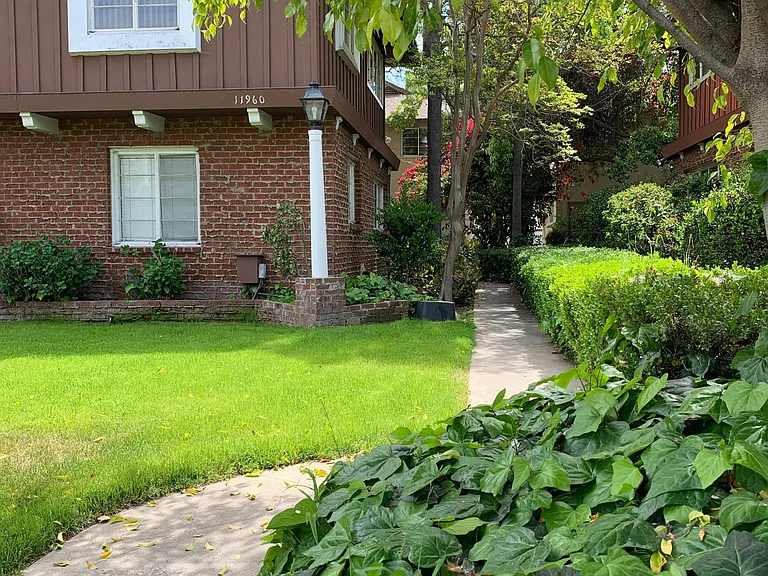 12 unit building in Studio City