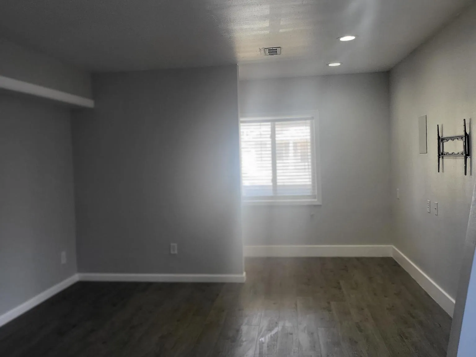 615 W Benton Ave — Photo 2