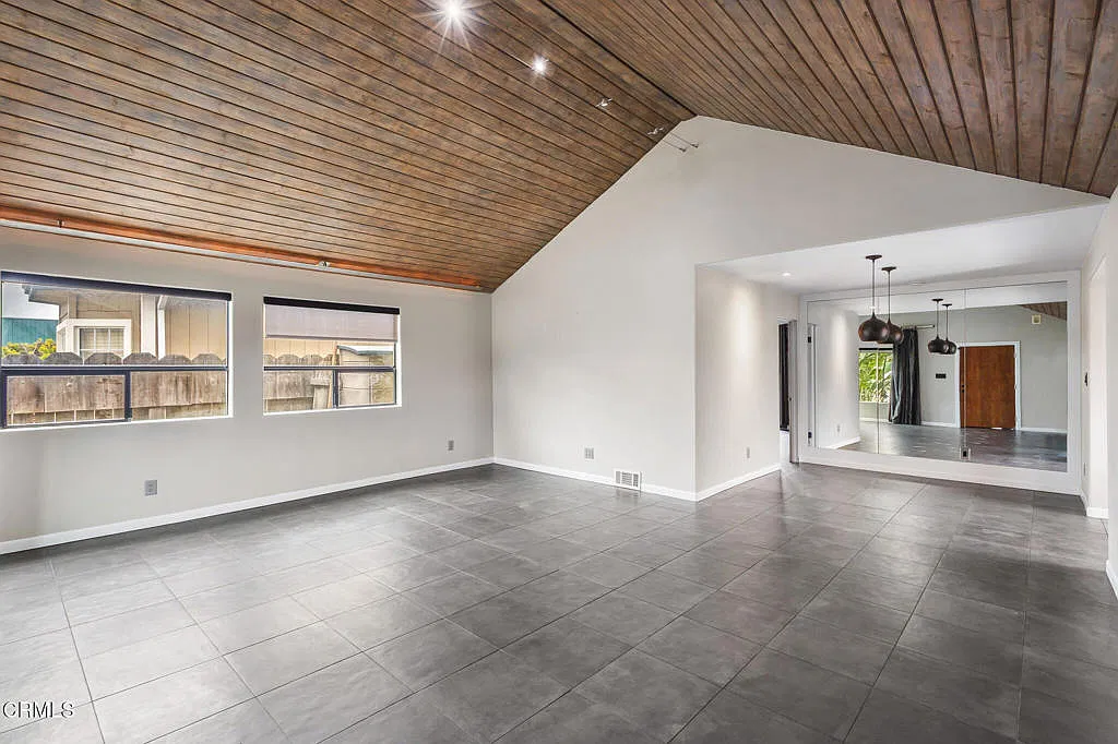 3 bed, 1.0 bath, 1200 sqft, $4,250 — Photo 3