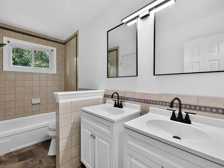 1700 Jarvis Ave — Photo 8