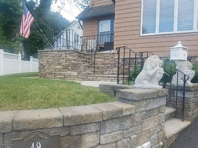 1st image of 49 Park Dr S