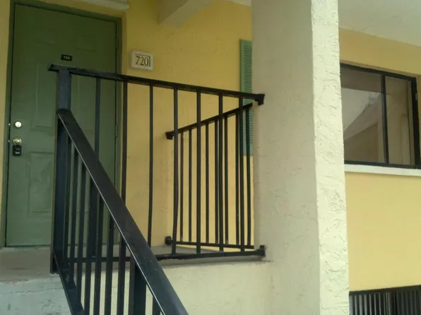 720 Meadows Cir, Boynton Beach, FL 33436