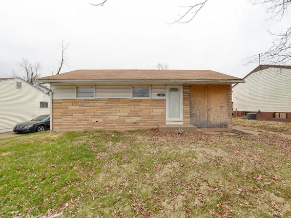 211 Perthshire Rd, Saint Louis, MO 63137