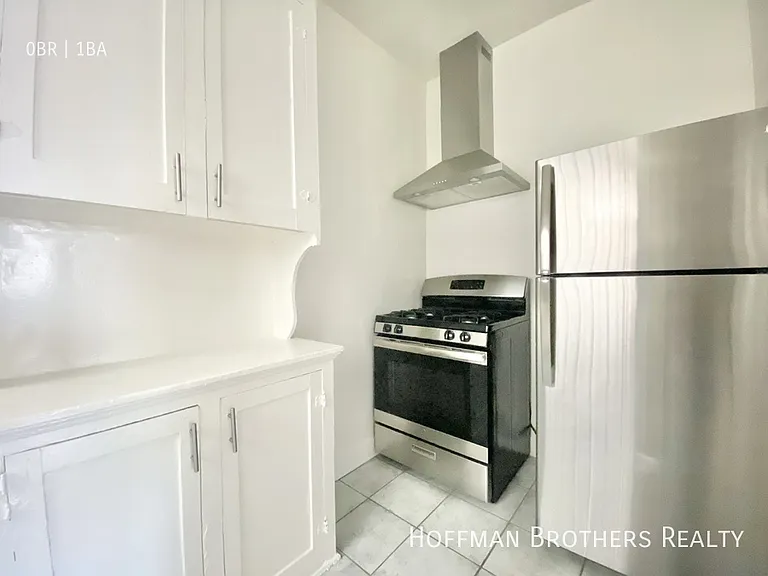563 N Heliotrope Dr #100 — Photo 4