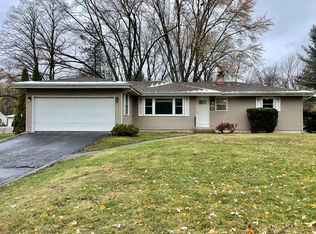 10 Walnut Ln, Algonquin, IL 60102