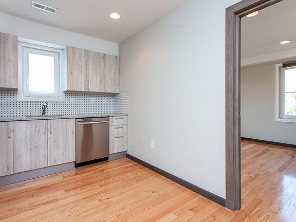 2nd image of 2553 Montrose St #B