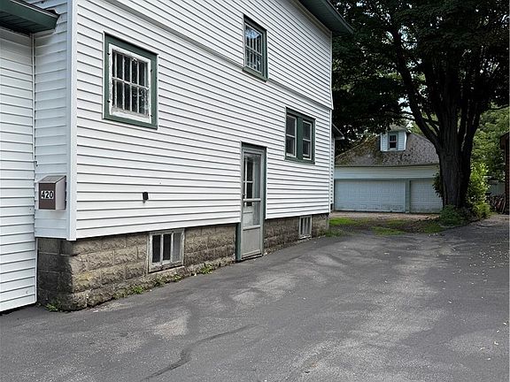 3rd image of 420 Broadway Ave W
