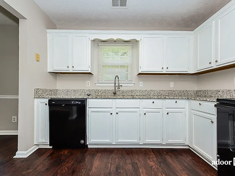6499 Pine Grove Ct — Photo 2