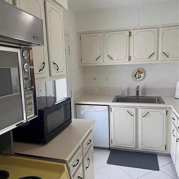 775 John Ringling Blvd #33 — Photo 6