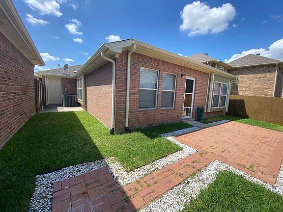 3rd image of 2620 Blackstone Dr