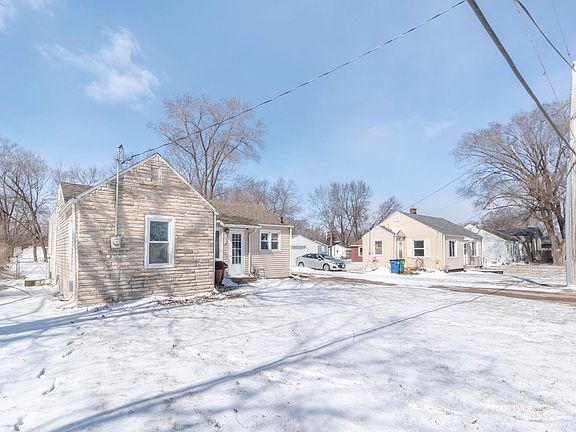 3rd image of 930 Colleen Ave