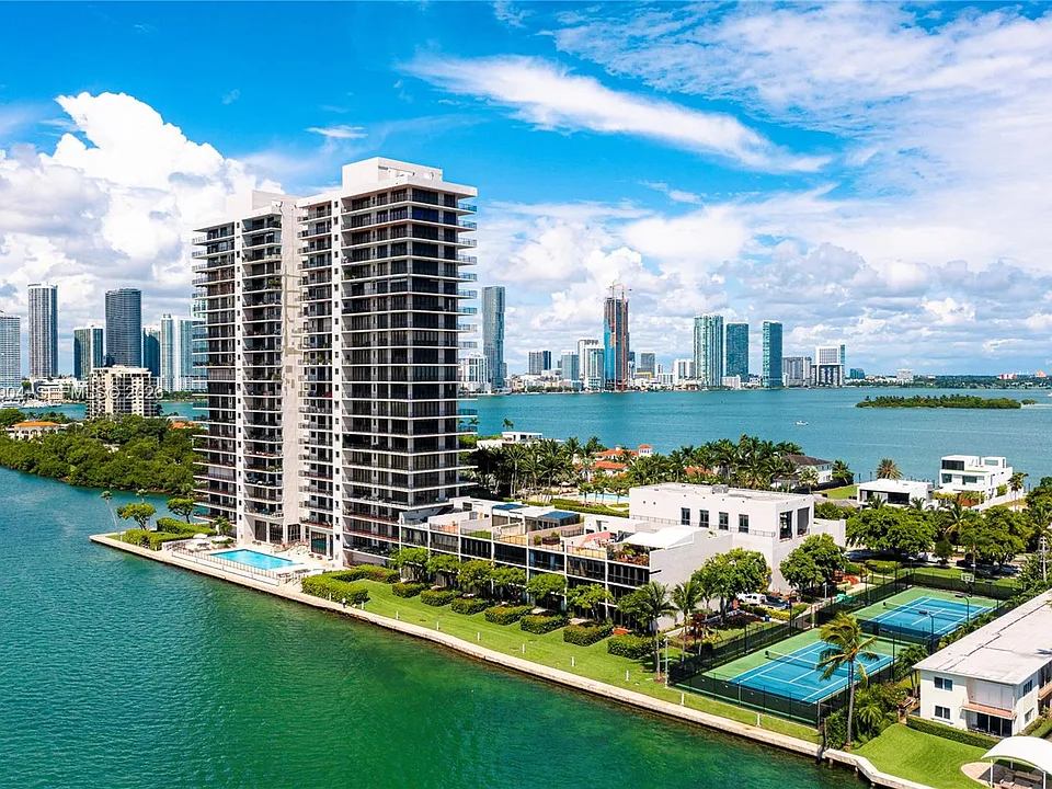 1000 Venetian Way #303
