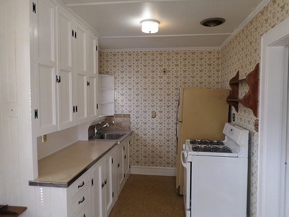 4th image of 7 Pine Ave