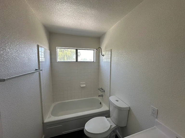 1239 W 14th St #19 — Photo 9