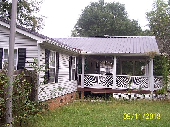 Back yard, side view of porc