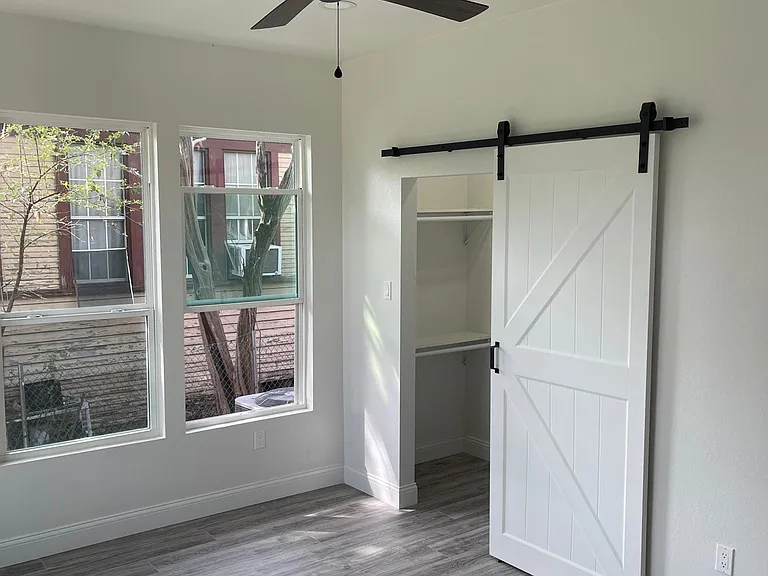 836 N Beckley Ave — Photo 5