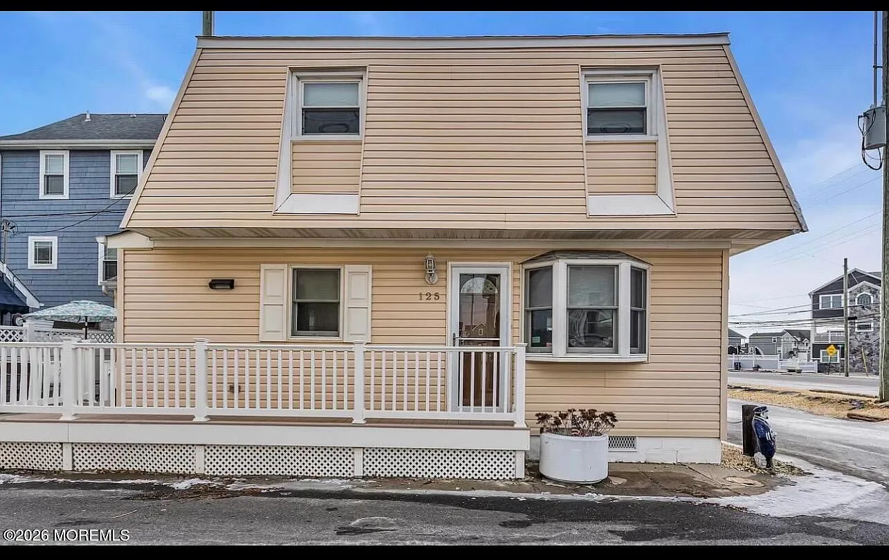 3 bed, 1208 sqft, $3,850 — Photo 1