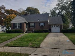 557 Robindale Ave, Oregon, OH 43616