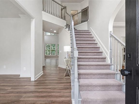 3rd image of 280 Lawrence Pl S