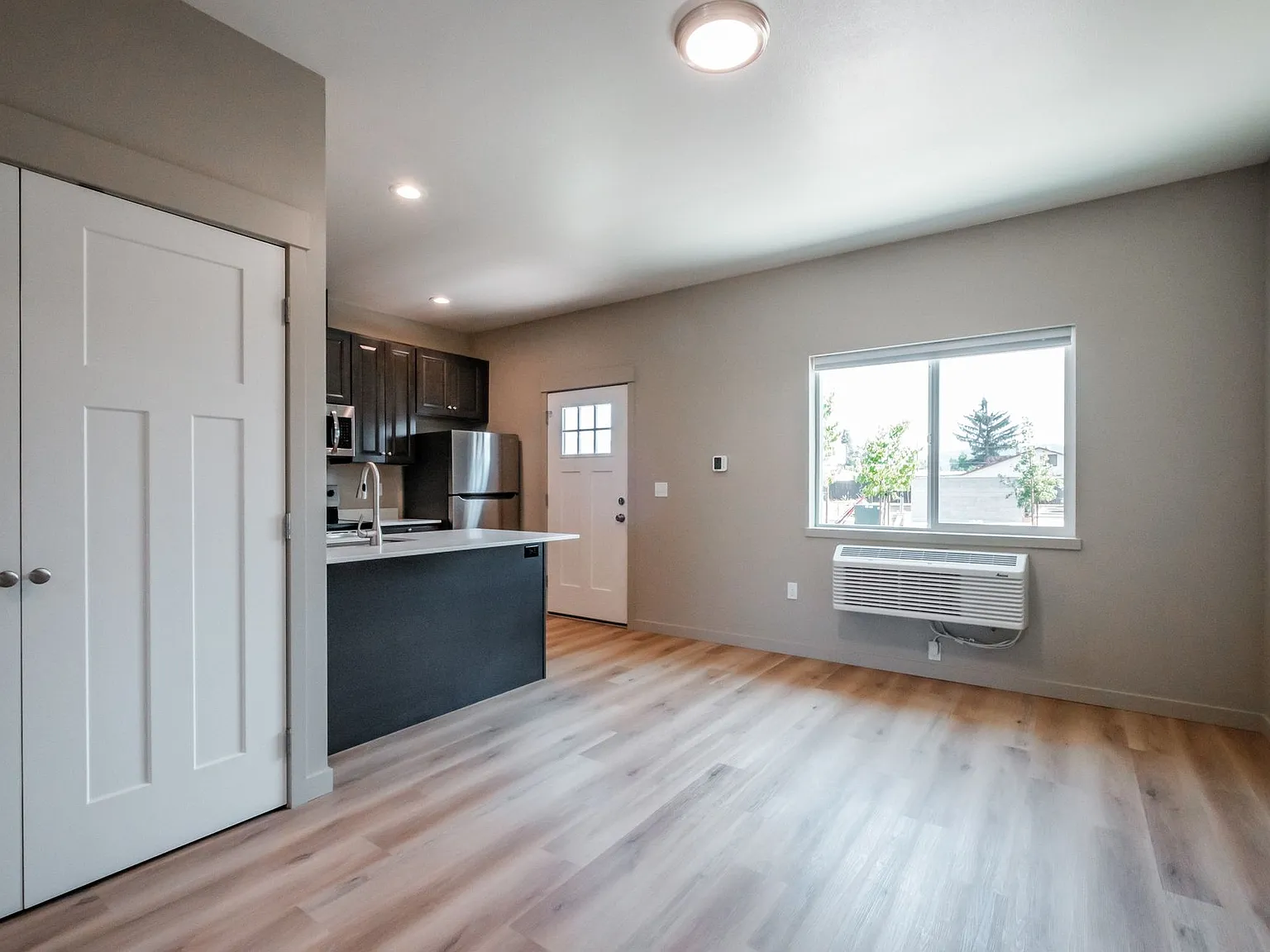 Rare Pet Friendly Single Level One Bedroom Apartment In Lebanon! — Photo 4