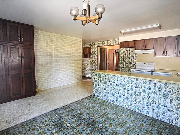 4th image of 4085 Pine Grove Ave