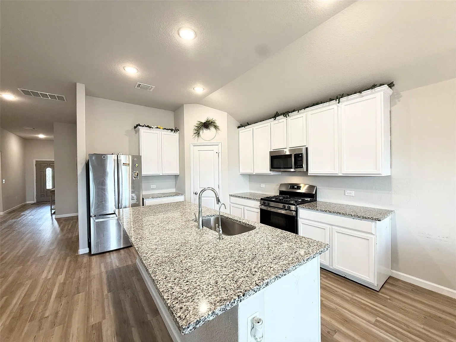 4 bed, 3.0 bath, 2322 sqft, $2,400 — Photo 4