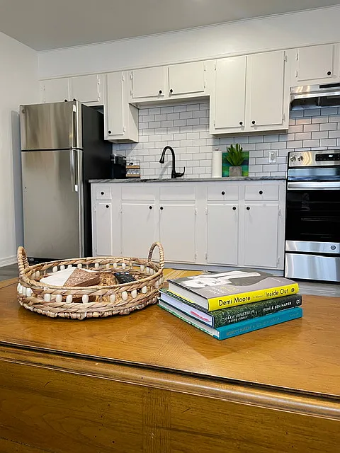 1 bed, 1300 sqft, $2,400 — Photo 3