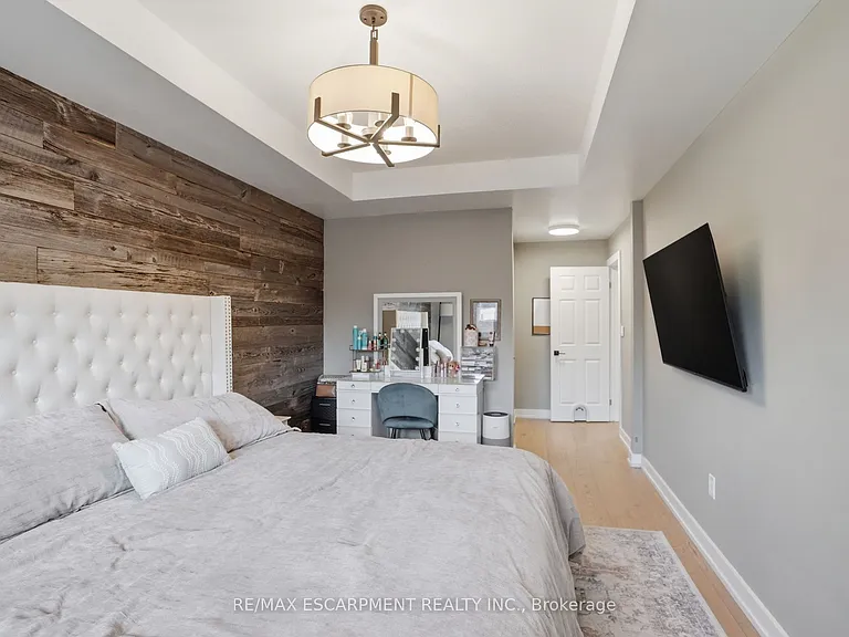 111 Greenstem Cres — Photo 21