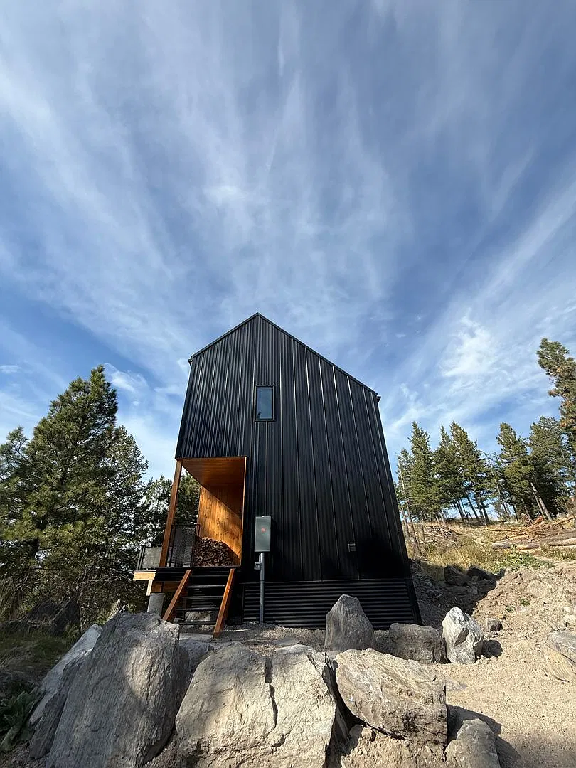 2 Bedroom / 2.5 Bathroom Modern Mountain Home! — Photo 4