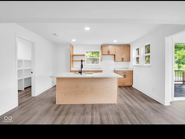 1555 N Dearborn St — Photo 6