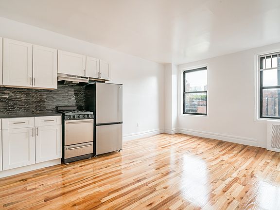 5th image of 90 Bank St APT 5E