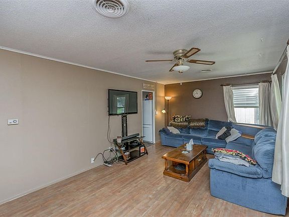 3rd image of 3920 Lennox Ave NE