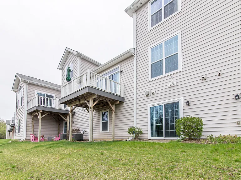 2544 Oxford Cir — Photo 36