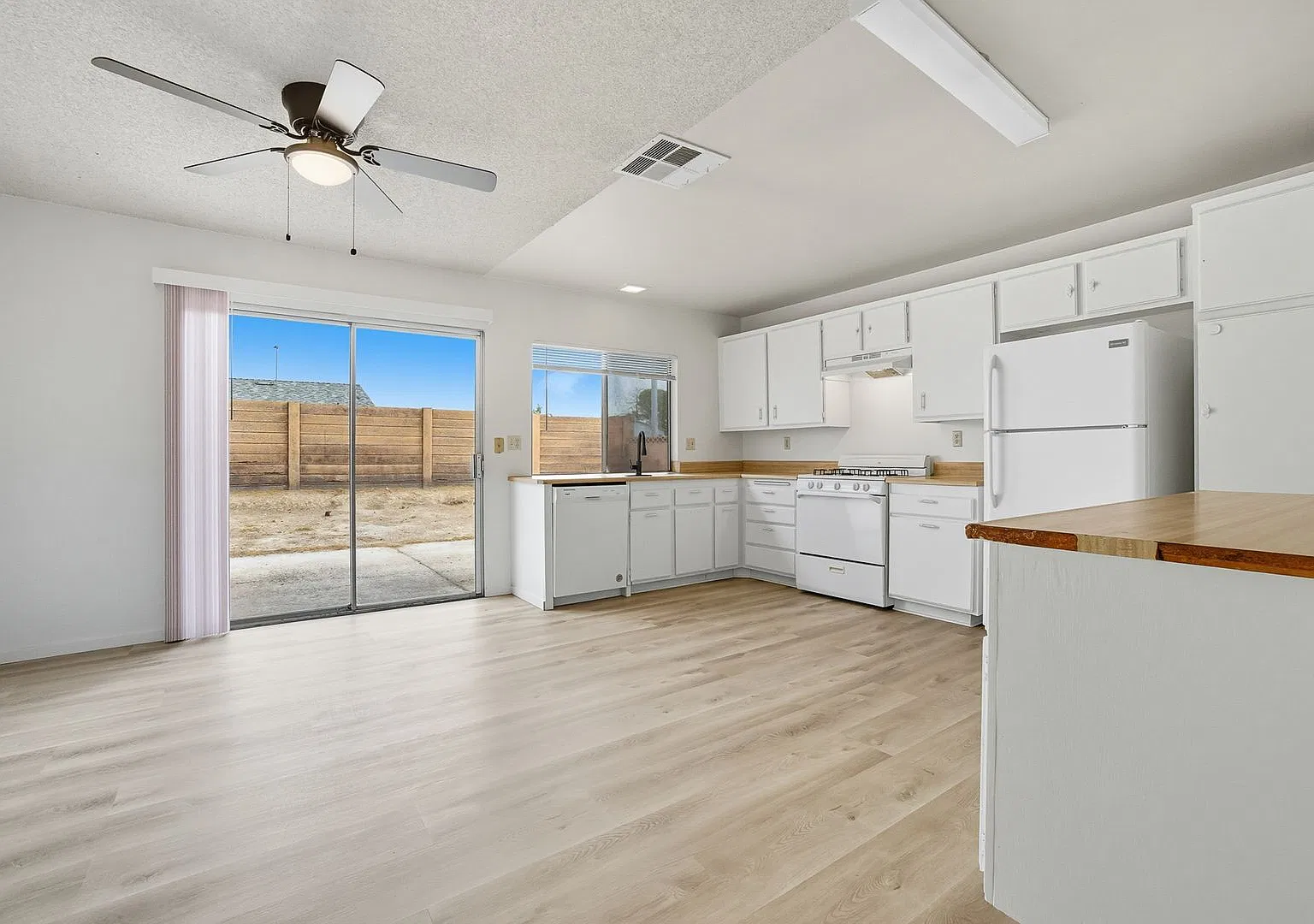 4BR Home with Large Backyard — Photo 3