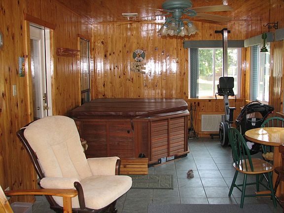 Sunroom/Hot tub