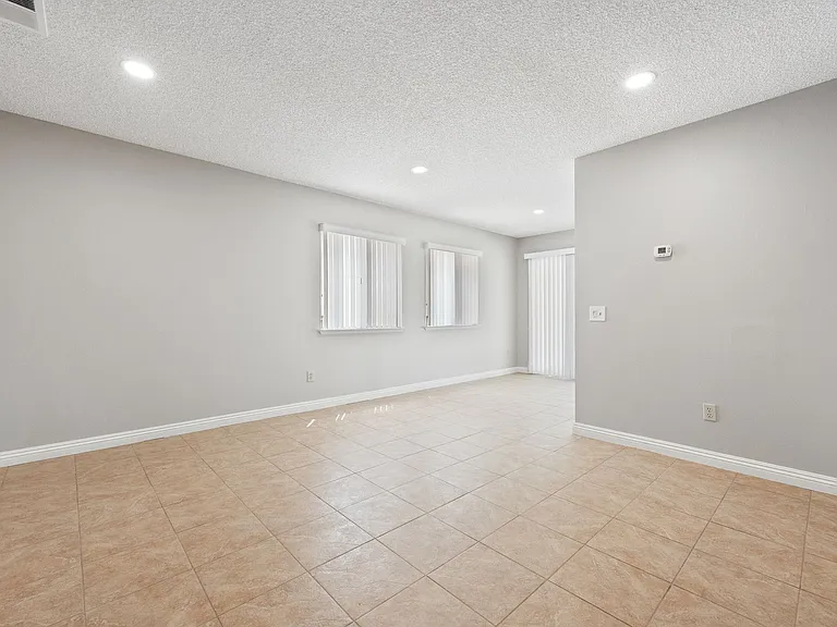 2571 W Orange Ave — Photo 16