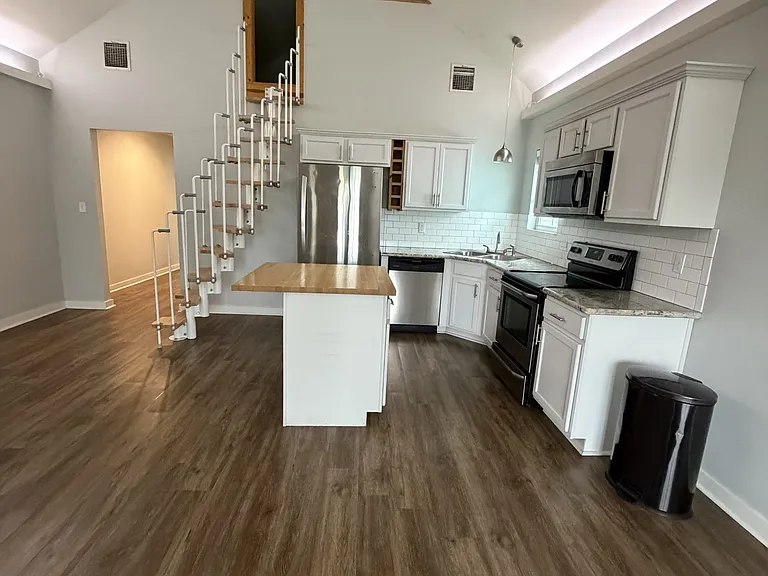 1402 General Mouton Ave — Photo 2