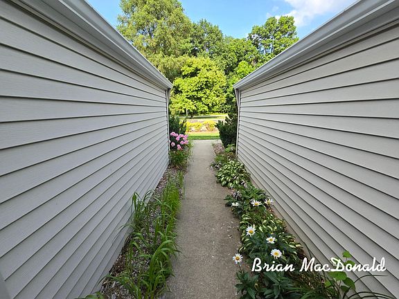 2nd image of 8561 Courtland Dr NE