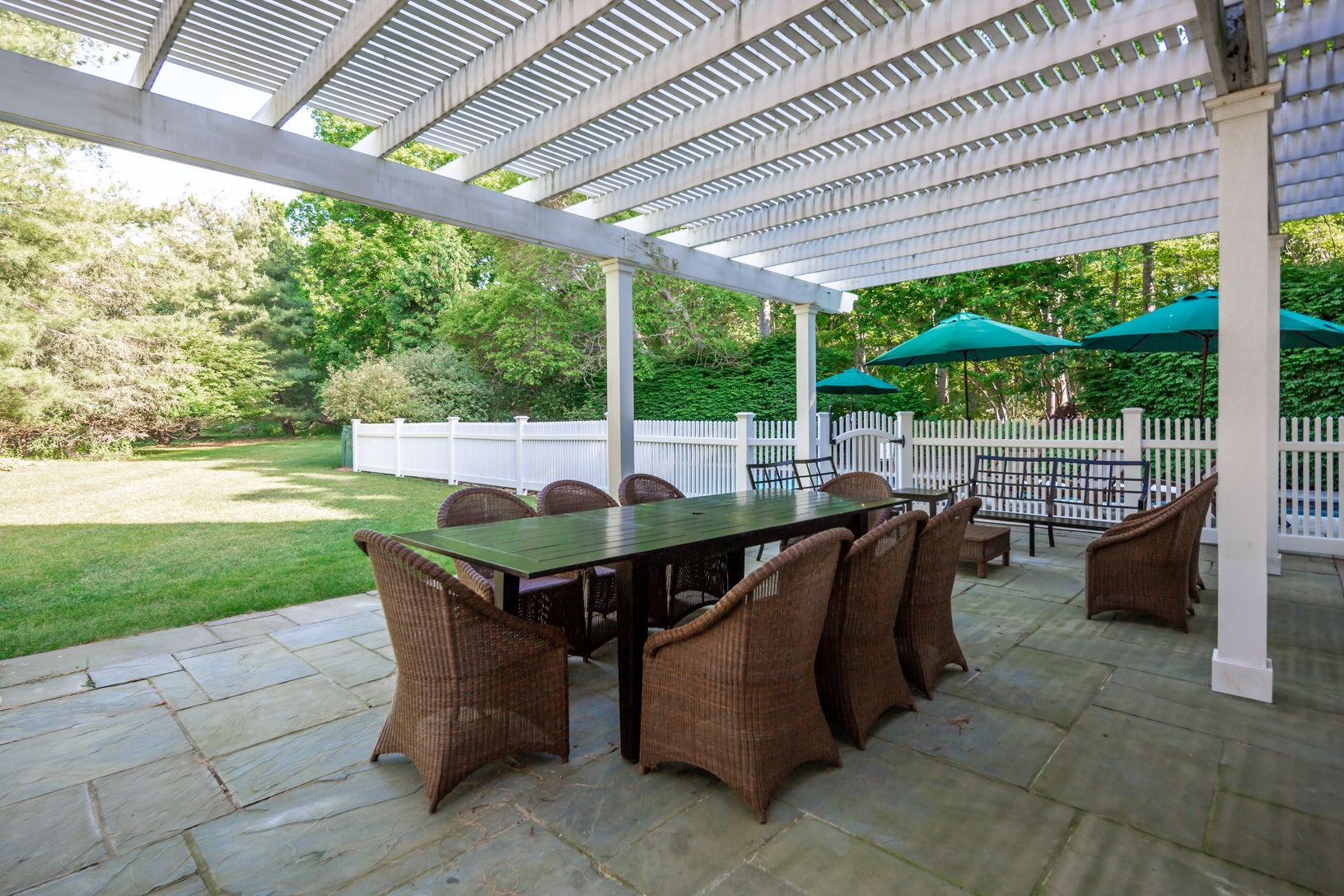  Dine under the arbor