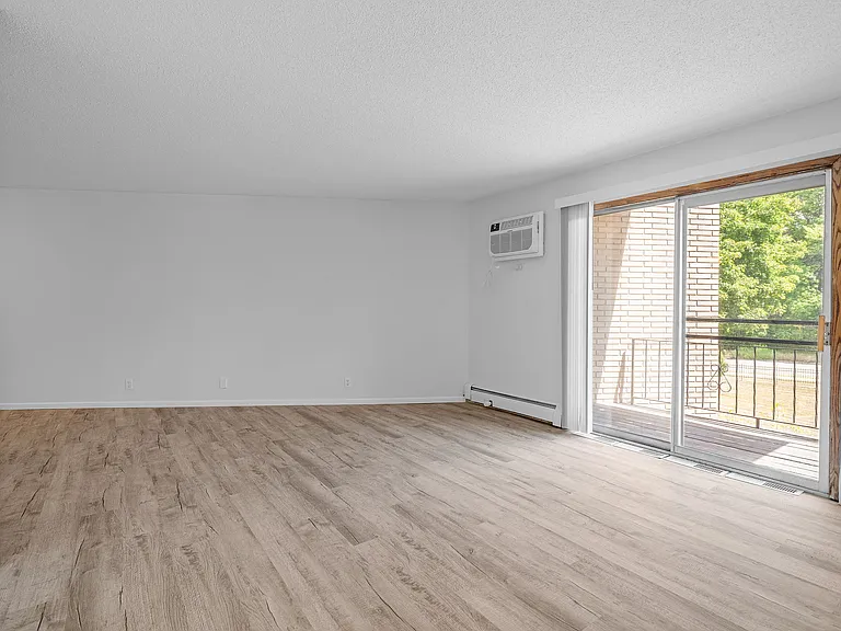 Oakwood Court Apartments — Photo 11
