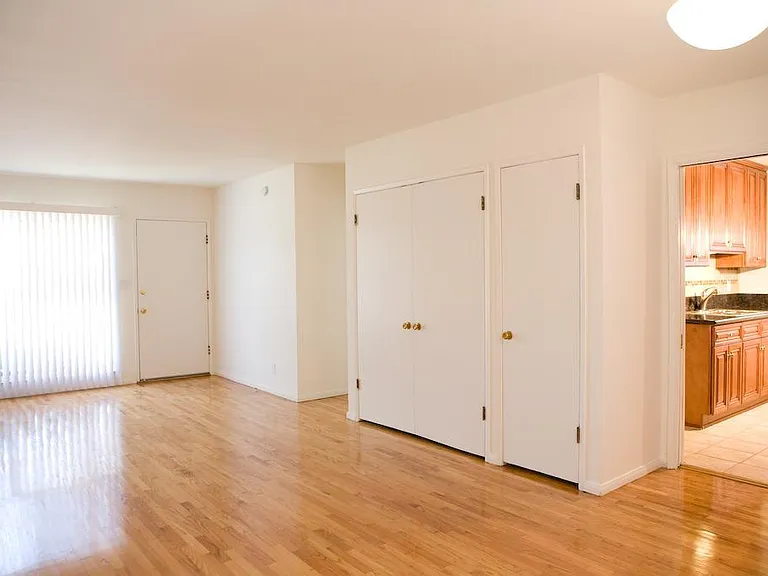 2364 Walgrove Ave #5 — Photo 1