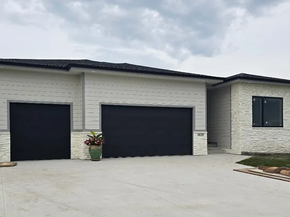 2804 NE Brentwood Cir, Grimes, IA 50111