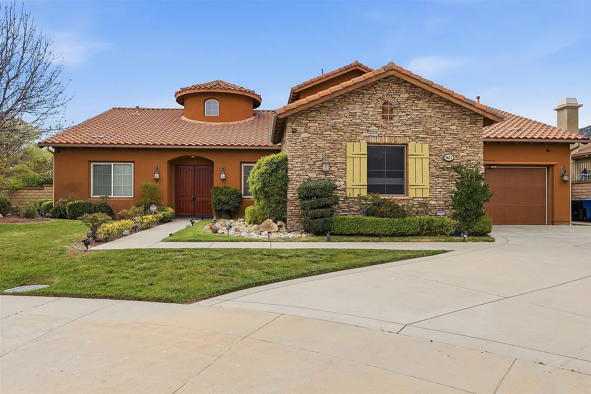 Building Photo - 9651 Sagebrush Ave